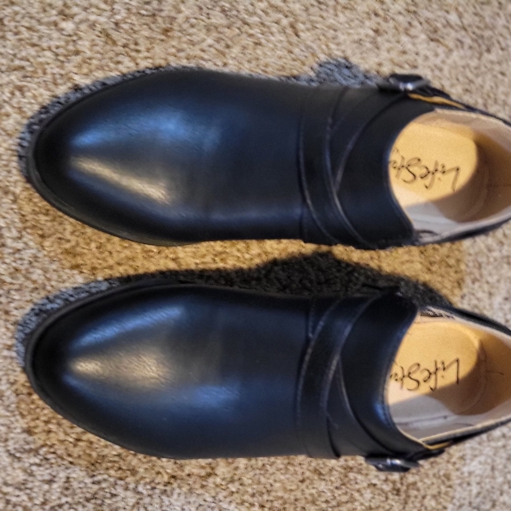 7M, Life Stride, Adley style, "smooth" black finish